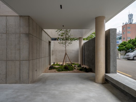 Oztile Showroom / Atelier MODS Oztile Showroom / Atelier MODS - Interior Photography, Concrete, Column