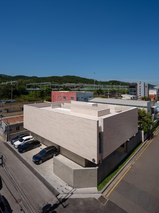 Oztile Showroom / Atelier MODS Oztile Showroom / Atelier MODS - Exterior Photography, Concrete