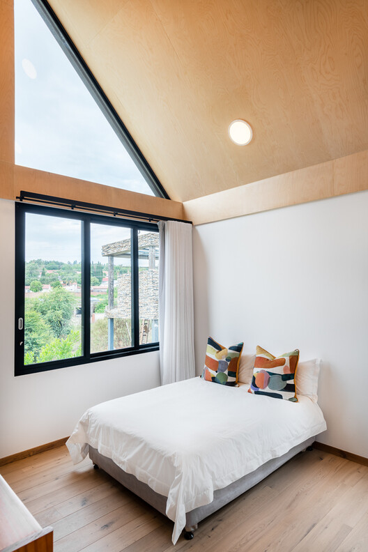 House Steynberg / Two Five Five Architects House Steynberg / Two Five Five Architects - Interior Photography, Bedroom, Wood, Bed, Lighting
