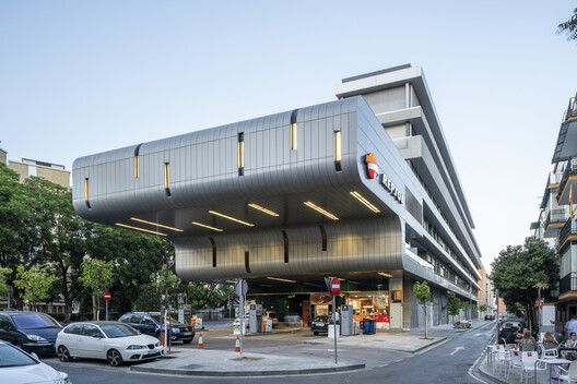 The Evolution of Gas Stations: From Roadside Stops to Architectural Landmarks - Image 26 of 46
