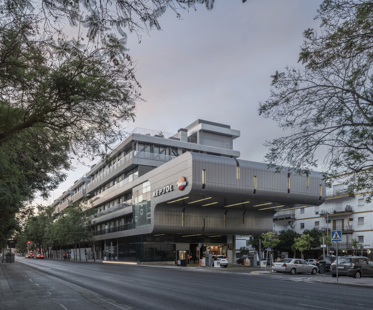 The Evolution of Gas Stations: From Roadside Stops to Architectural Landmarks - Image 27 of 46