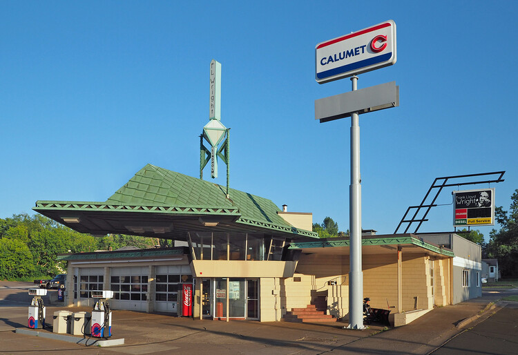 The Evolution of Gas Stations: From Roadside Stops to Architectural Landmarks - Image 28 of 46