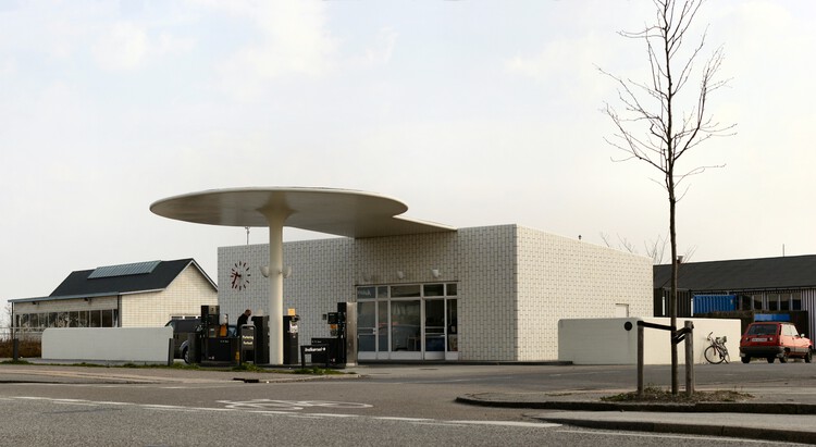 The Evolution of Gas Stations: From Roadside Stops to Architectural Landmarks - Image 24 of 46