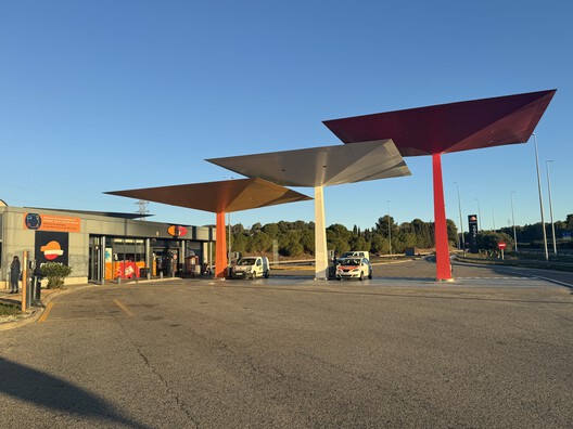 The Evolution of Gas Stations: From Roadside Stops to Architectural Landmarks - Image 4 of 46