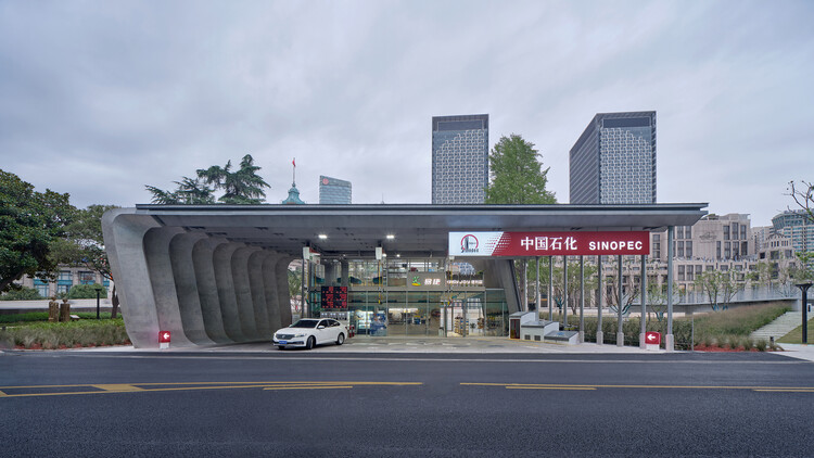 The Evolution of Gas Stations: From Roadside Stops to Architectural Landmarks - Image 21 of 46