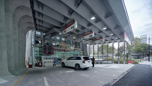 The Evolution of Gas Stations: From Roadside Stops to Architectural Landmarks - Image 25 of 46
