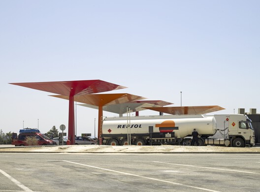The Evolution of Gas Stations: From Roadside Stops to Architectural Landmarks - Image 38 of 46