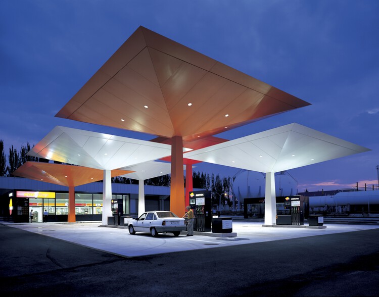 The Evolution of Gas Stations: From Roadside Stops to Architectural Landmarks - Image 37 of 46