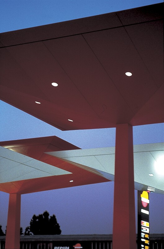 The Evolution of Gas Stations: From Roadside Stops to Architectural Landmarks - Image 34 of 46