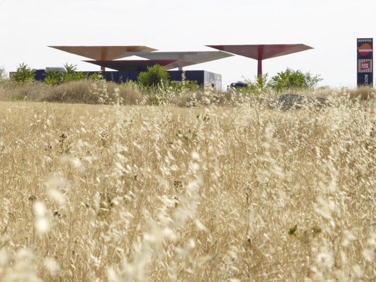 The Evolution of Gas Stations: From Roadside Stops to Architectural Landmarks - Image 33 of 46