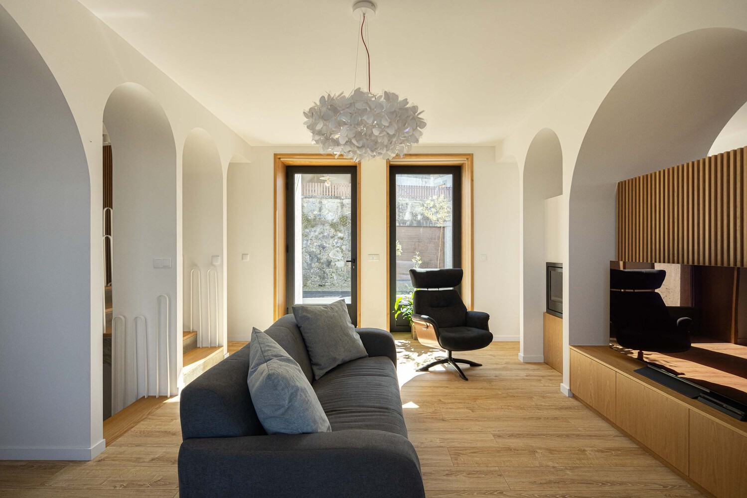 Casa Arco / Tiago Castro Sousa Lda - Fotografia de Interiores, Iluminação, Cadeira, Mesa