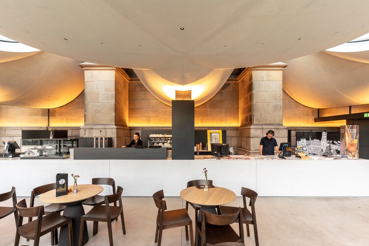 林茨大教堂入口加建 / perter haimerl . architektur - 室内图, 灯, 玻璃, 椅子