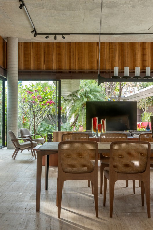 Casa Pirenópolis / Leo Romano - Fotografía interior, Comedor, Madera, Mesas, Sillas