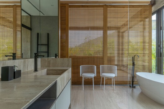 Casa Pirenópolis / Leo Romano - Fotografía interior, Baño, Madera, Iluminación, Vidrio, Encimera, Tinas