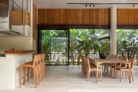 Casa Pirenópolis / Leo Romano - Fotografía interior, Comedor, Madera, Mesas, Sillas