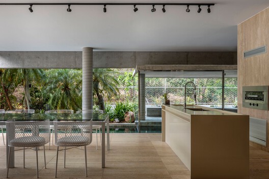 Casa Pirenópolis / Leo Romano - Fotografía interior, Cocina, Madera, Iluminación, Sillas, Vidrio