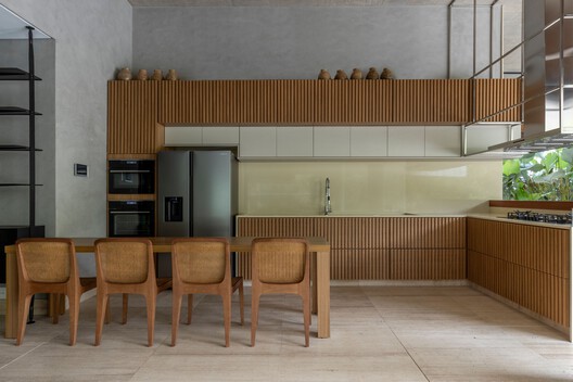 Casa Pirenópolis / Leo Romano - Fotografía interior, Cocina, Madera, Encimera, Sillas