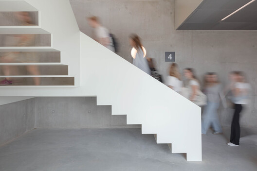 格罗宁根大学教育中心 / KAAN Architecten 格罗宁根大学教育中心 / KAAN Architecten - 室内图, 楼梯, 木头, 扶手