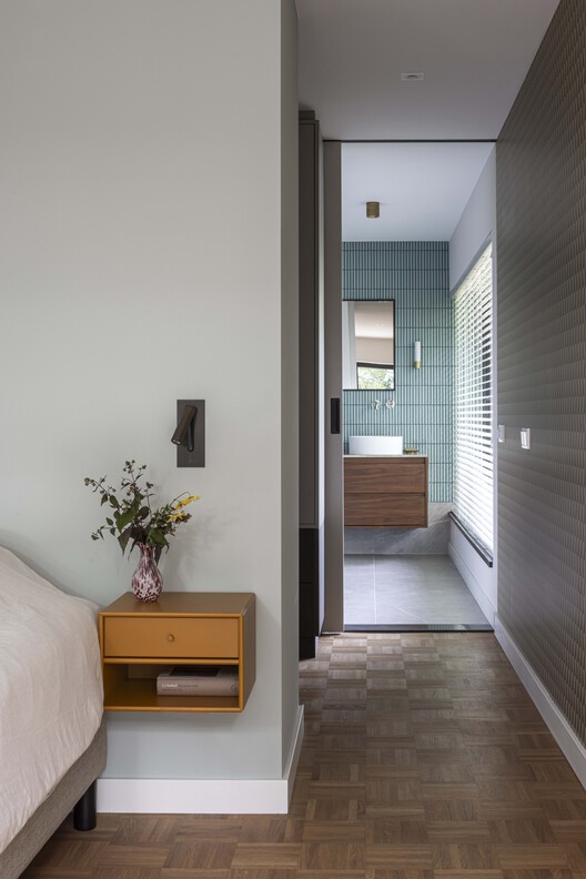 Renovation Park Villa Eindhoven / Wenink Holtkamp Architecten - Interior Photography, Bedroom, Wood, Lighting, Door