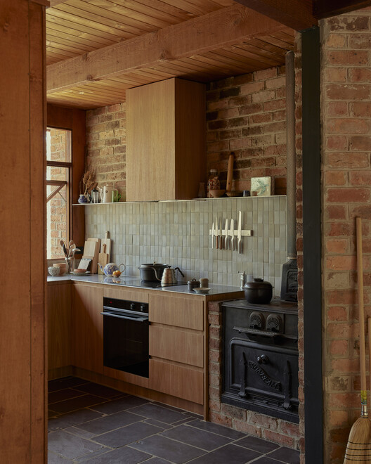 River Bend Repair / Vaughan Howard Architects with InPlace River Bend Repair / Vaughan Howard Architects with InPlace - Interior Photography, Kitchen, Wood, Countertop, Brick, Shelving