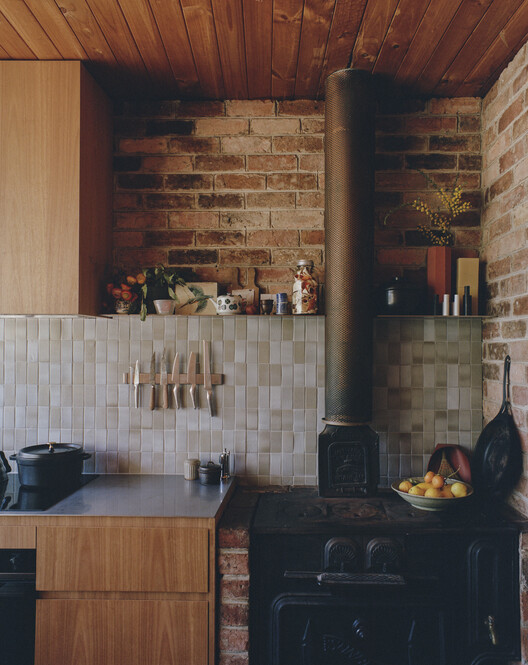 River Bend Repair / Vaughan Howard Architects with InPlace River Bend Repair / Vaughan Howard Architects with InPlace - Interior Photography, Wood, Brick, Kitchen, Countertop