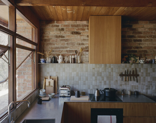 River Bend Repair / Vaughan Howard Architects with InPlace River Bend Repair / Vaughan Howard Architects with InPlace - Interior Photography, Kitchen, Wood, Countertop, Brick
