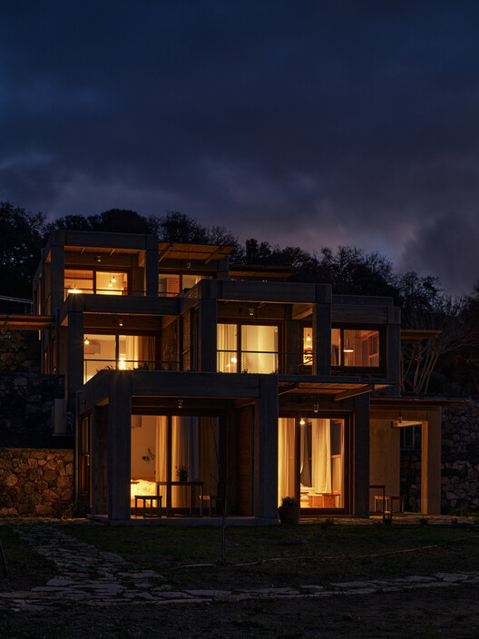 Meraki Studios / Sigurd Larsen - Exterior Photography, Column