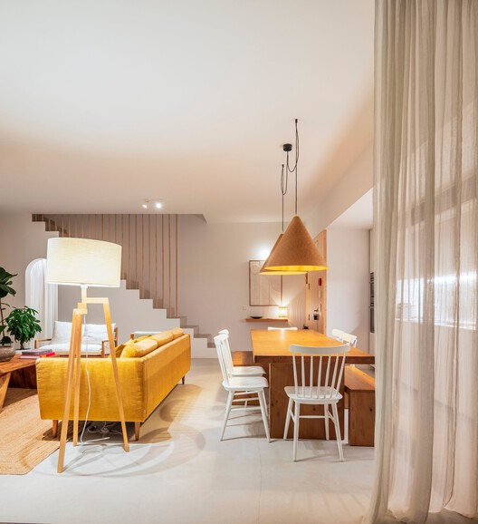 Tree House + Square House / Pereira Miguel Arquitectos + Nuno Martins Correia Tree House + Square House / Pereira Miguel Arquitectos + Nuno Martins Correia - Fotografia de Interiores, Sala de Jantar, Madeira, Sofá, Iluminação, Mesa, Cadeira