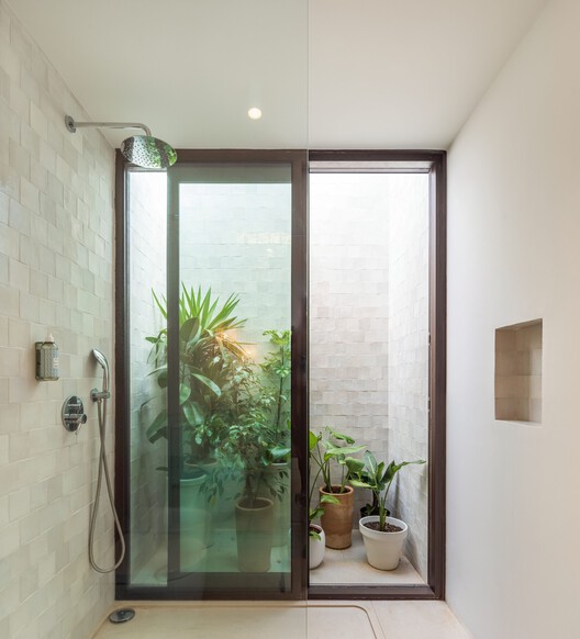 Tree House + Square House / Pereira Miguel Arquitectos + Nuno Martins Correia Tree House + Square House / Pereira Miguel Arquitectos + Nuno Martins Correia - Fotografia de Interiores, Banheiro, Vidro