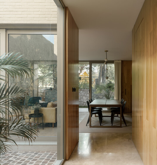 Casa SA207 / Vázquez Mellado - Fotografía interior, Comedor, Madera, Puerta, Sillas