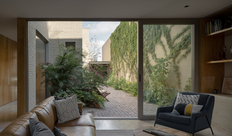 Casa SA207 / Vázquez Mellado - Fotografía interior, Sala de estar, Patio interior