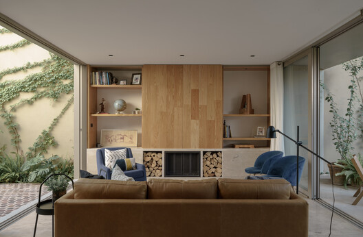 Casa SA207 / Vázquez Mellado - Fotografía interior, Sala de estar, Madera, Sillones, Iluminación, Estanterías