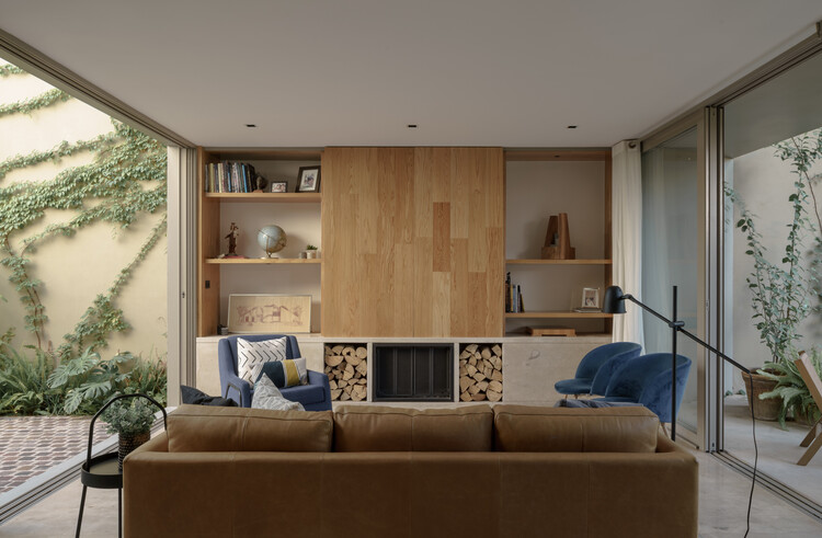 Casa SA207 / Vázquez Mellado - Fotografía interior, Sala de estar, Madera, Sillones, Iluminación, Estanterías