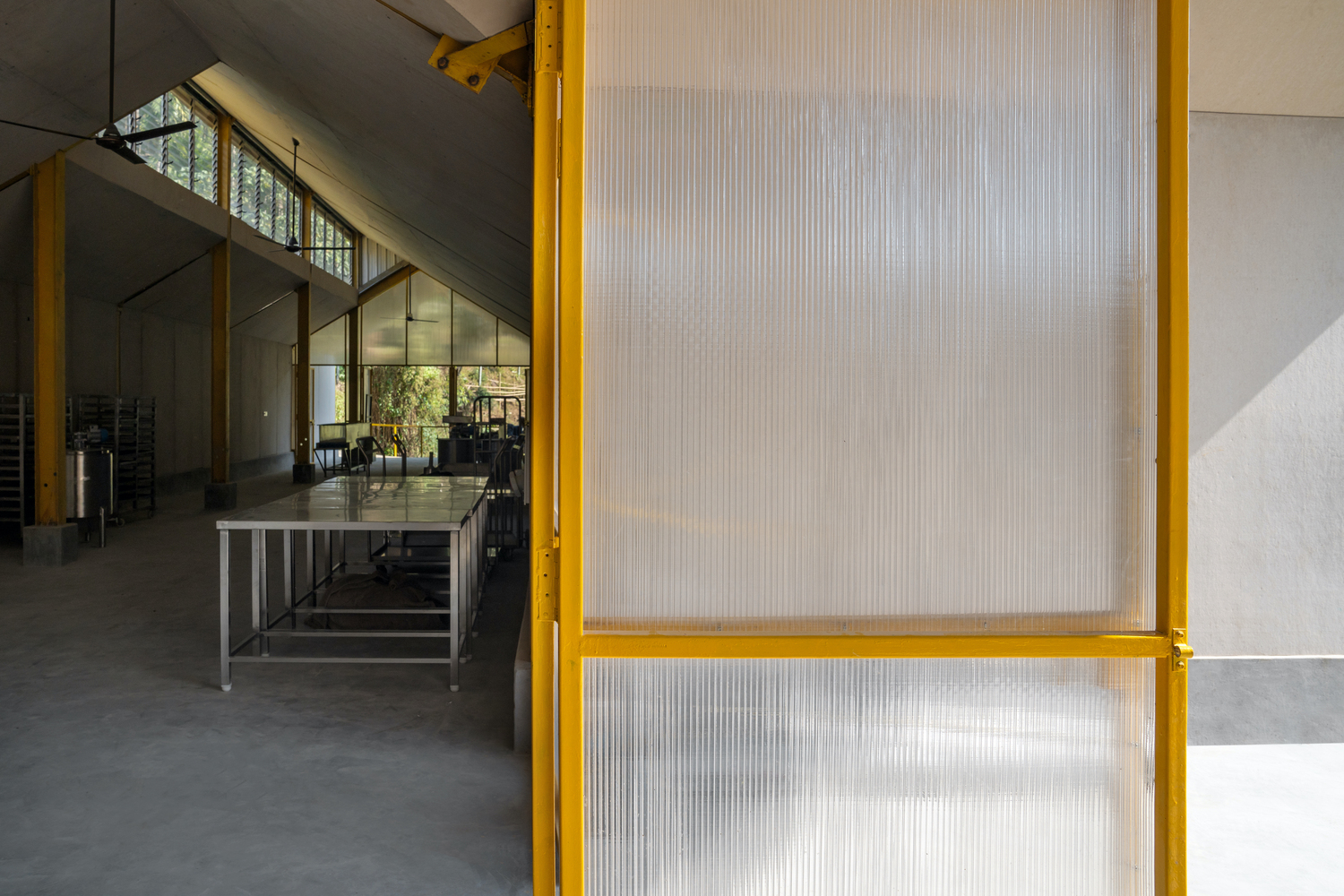 Unidad de Procesamiento de Yaca y Centro Comunitario / atArchitecture - Fotografía interior, Cocina, Fijación Vigas