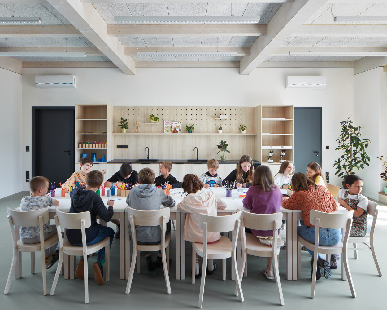 Escola Primária Duhovka / ra15 - Fotografia de Interiores, Cozinha, Mesa, Cadeira