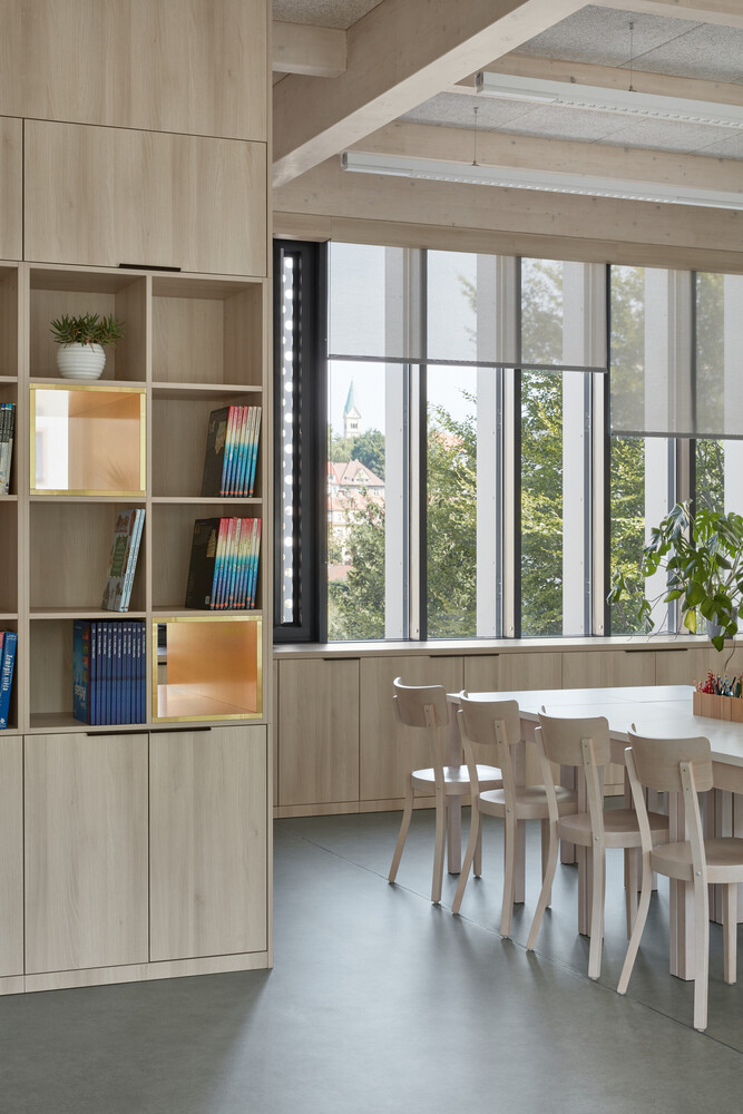 Escola Primária Duhovka / ra15 - Fotografia de Interiores, Mesa, Iluminação, Cadeira
