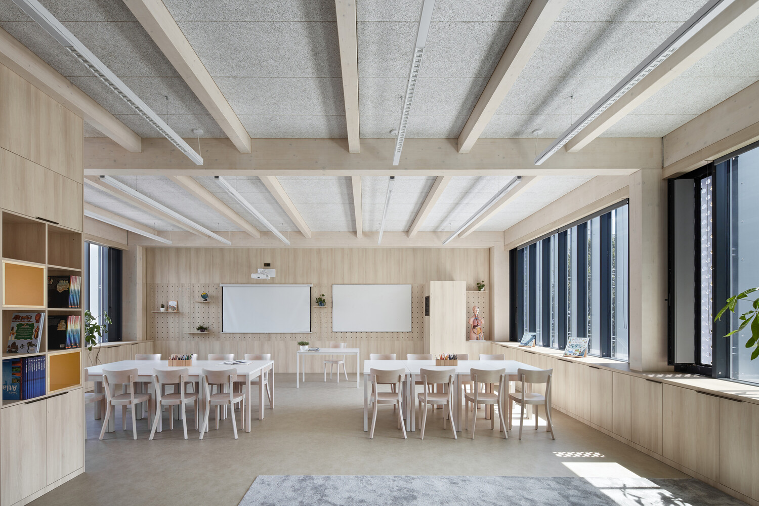 Escola Primária Duhovka / ra15 - Fotografia de Interiores, Cadeira