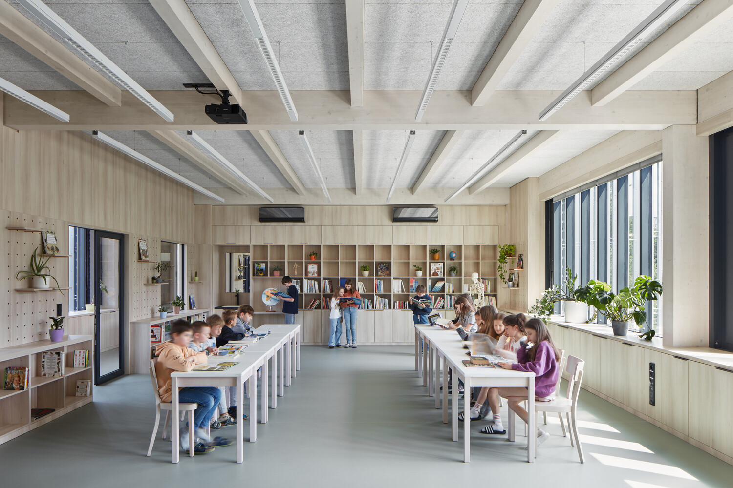 Escola Primária Duhovka / ra15 - Fotografia de Interiores