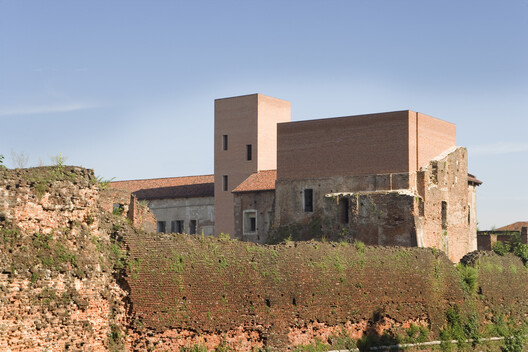 Beyond the Walls: 21 Contemporary Interventions in Castles and Fortresses - Image 29 of 30