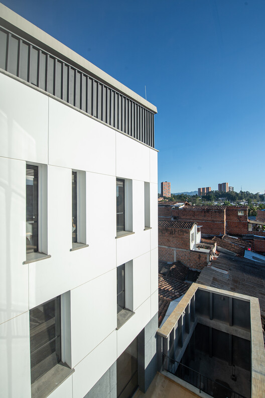 Edificio de la nueva sede Diócesis Sonsón Rionegro / AD Arquitectura + Diseño Urbano SAS - Fotografía exterior