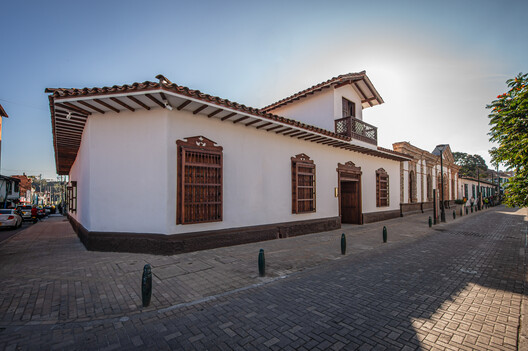 Edificio de la nueva sede Diócesis Sonsón Rionegro / AD Arquitectura + Diseño Urbano SAS - Fotografía exterior, Puerta