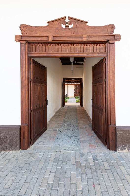 Edificio de la nueva sede Diócesis Sonsón Rionegro / AD Arquitectura + Diseño Urbano SAS - Fotografía interior, Madera, Puerta, Pilares