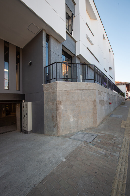 Edificio de la nueva sede Diócesis Sonsón Rionegro / AD Arquitectura + Diseño Urbano SAS - Fotografía interior, Concreto, Balcón
