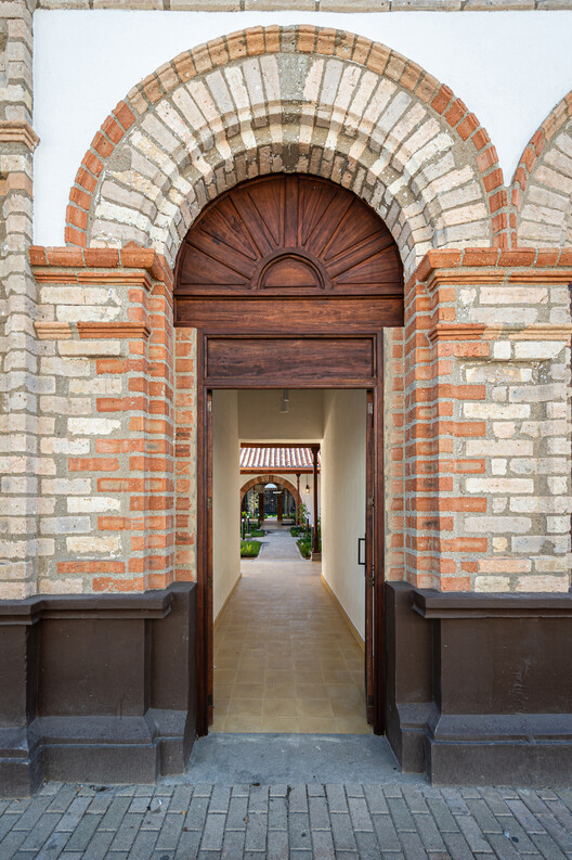 Edificio de la nueva sede Diócesis Sonsón Rionegro / AD Arquitectura + Diseño Urbano SAS - Fotografía interior, Arco, Ladrillo, Pilares, Arcada