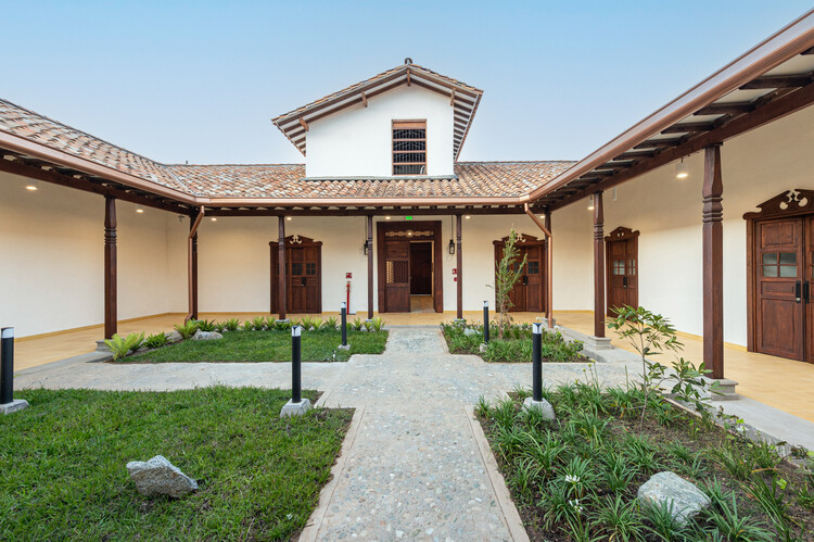 Edificio de la nueva sede Diócesis Sonsón Rionegro / AD Arquitectura + Diseño Urbano SAS - Fotografía exterior, Puerta, Patio interior, Jardín, Pilares