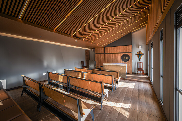Edificio de la nueva sede Diócesis Sonsón Rionegro / AD Arquitectura + Diseño Urbano SAS - Fotografía interior, Madera