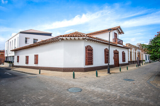 Edificio de la nueva sede Diócesis Sonsón Rionegro / AD Arquitectura + Diseño Urbano SAS - Fotografía exterior, Puerta