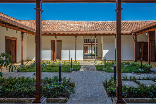 Edificio de la nueva sede Diócesis Sonsón Rionegro / AD Arquitectura + Diseño Urbano SAS - Fotografía interior, Pilares, Patio interior