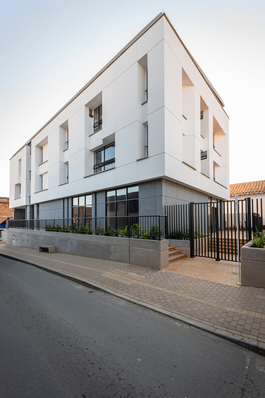 Edificio de la nueva sede Diócesis Sonsón Rionegro / AD Arquitectura + Diseño Urbano SAS - Fotografía exterior
