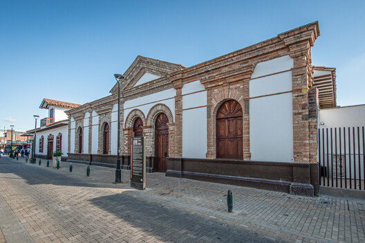 Edificio de la nueva sede Diócesis Sonsón Rionegro / AD Arquitectura + Diseño Urbano SAS - Fotografía exterior, Puerta, Arcada